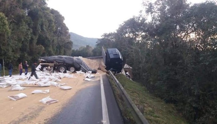 Três caminhões se envolvem em acidente na BR-277