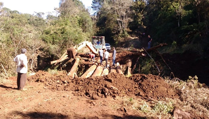 Pinhão - Prefeitura recupera mais uma ponte no interior do município