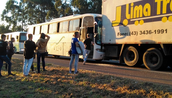 Ibema - Ônibus de trabalhadores colide contra caminhão