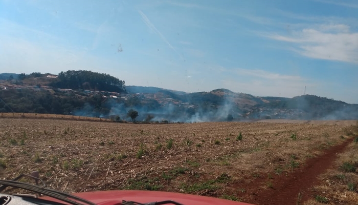 Nova Laranjeiras - Equipe do Corpo de Bombeiros combate incêndio em área rural