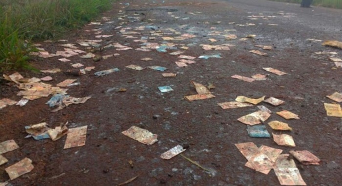 Tentativa de assalto a carro-forte faz ‘chover’ dinheiro em estrada do Paraná