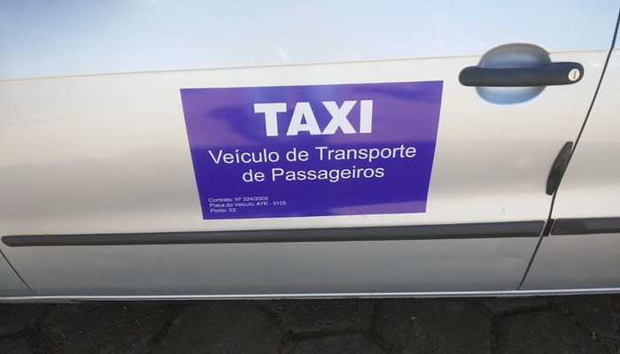 Pinhão - Táxis legalizados recebem identificação