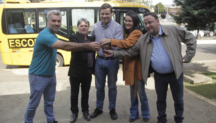 Pinhão - Prefeitura inaugura programa Cidade da Digital e Secretaria de Educação recebe novo ônibus escolar