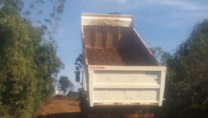Pinhão - Prefeitura segue recuperando estradas na região do Lajeado Feio