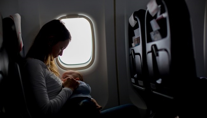 Comissária choca ao pedir que mãe se cubra para amamentar filha em voo