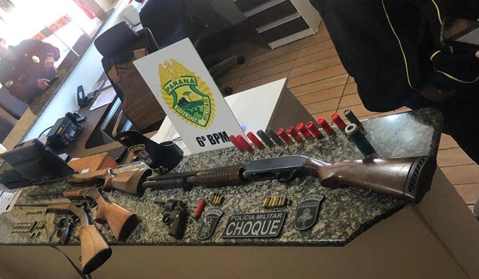 Espigão Alto - PM apreende espingardas, revólveres e munições em propriedade onde assaltantes morreram