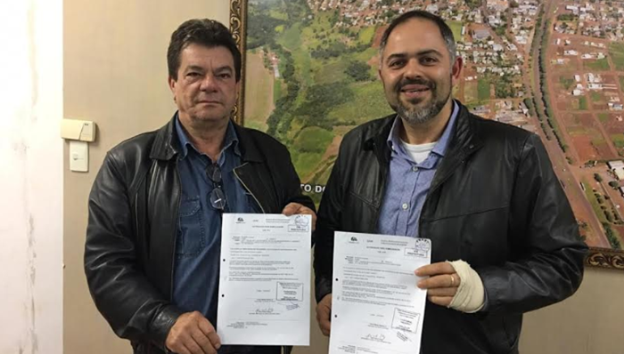 Rio Bonito - Artagão Júnior entrega ao prefeito Ademir Fagundes autorização para licitação de veículo zero km e Bobcat