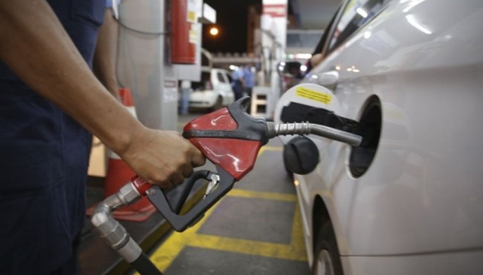 Petrobras baixa gasolina em R$ 0,03 e diesel em R$ 0,04