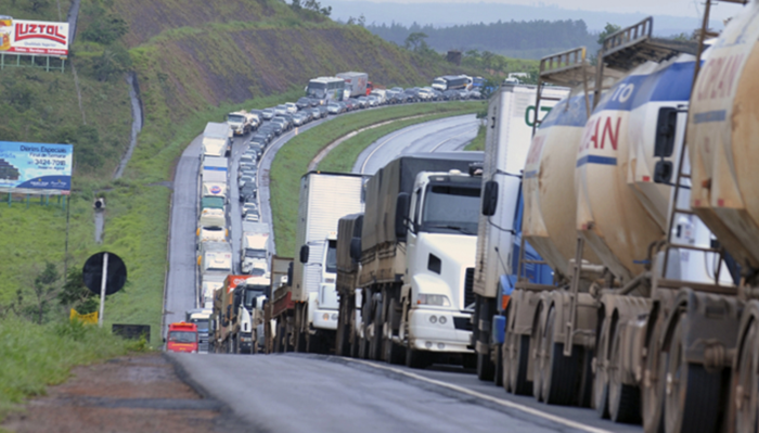 Sob pressão dos caminhoneiros, Infraestrutura confirma suspensão da tabela do frete