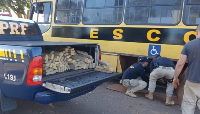 Polícia descobre van escolar forrada com uma tonelada de maconha no Paraná