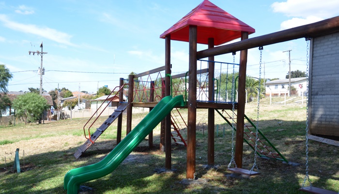 Pinhão - Prefeitura instala novos parquinhos infantis nos projetos de convivência