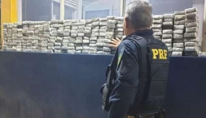 Condutor de carro carregado com droga tenta atropelar agentes da PRF