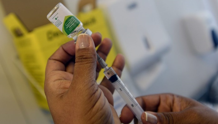 Medo e fake news atrapalharam vacinação da gripe, dizem municípios