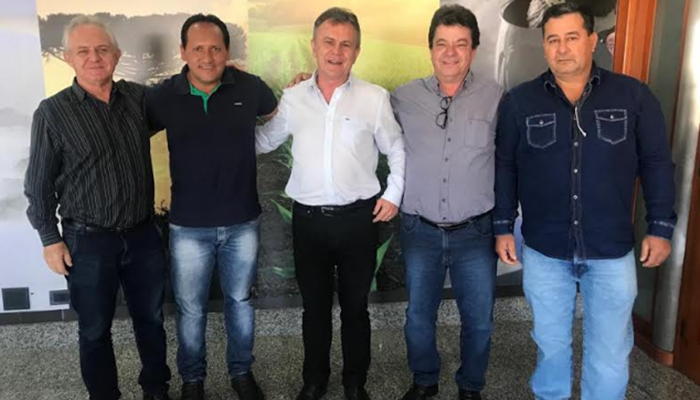 Rio Bonito - Deputado Toninho Wandscheer libera recursos para trator e mais uma retroescavadeira