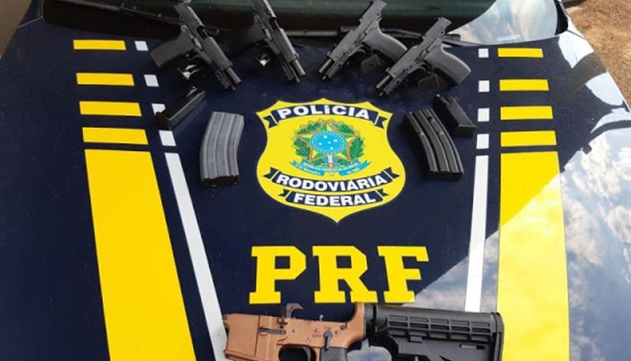 PRF prende duas mulheres com quatro pistolas e parte de um fuzil na BR 277