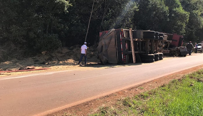 Caminhão tomba e carga fica espalhada na PR 565 entre Porto Barreiro e Laranjeiras do Sul