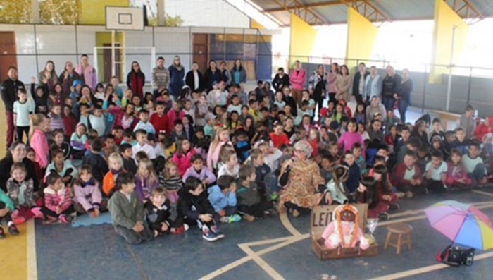 Porto Barreiro - Personagem leva entretenimento para escolas de forma voluntária
