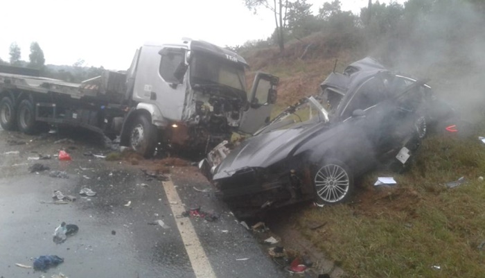 Grave acidente entre carro e caminhão na BR-277 deixa três mortos nos Campos Gerais