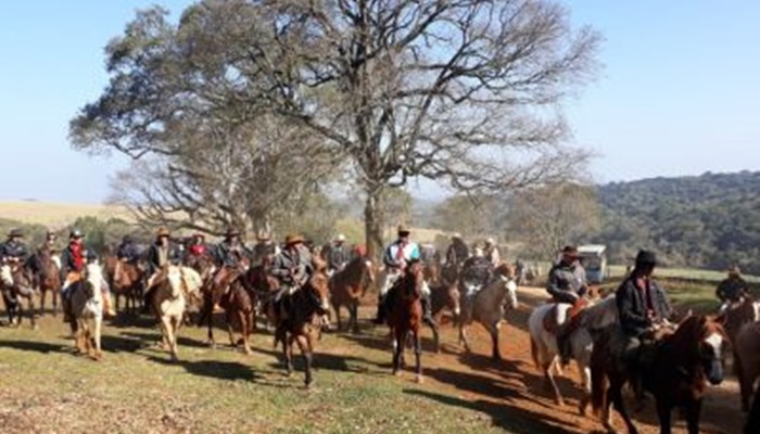 Candói - No 2º dia de cavalgada, tropeiros percorrem mais de 30 km de estrada para reviver tradição