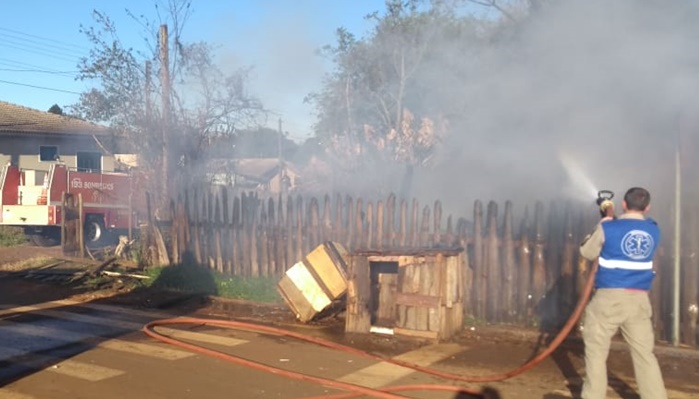 Laranjeiras - Residência é destruída pelo fogo no Presidente Vargas