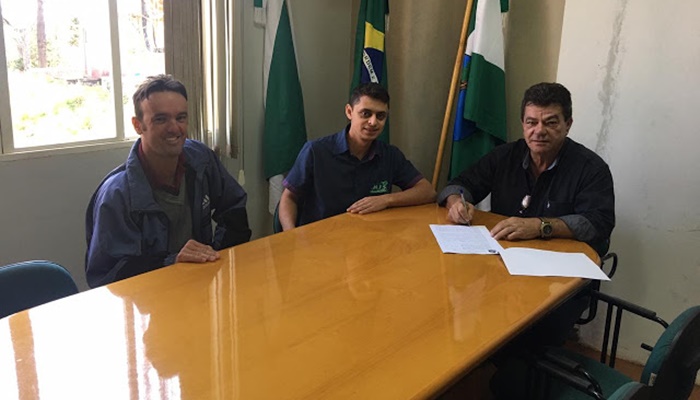 Rio Bonito - Prefeito assina contrato para horas/máquinas em Programa de Gestão de Microbacia