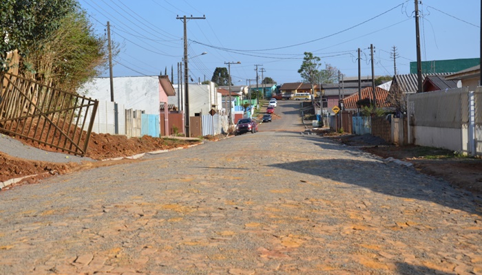 Pinhão - Prefeitura concluí primeira quadra de calçamento da rua São Jorge no bairro São Cristóvão