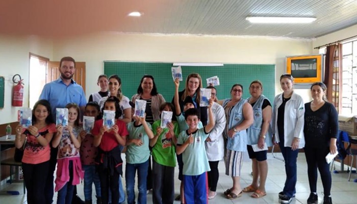 Porto Barreiro - Saúde entrega Kits de Higiene Bucal em Parceria com a secretaria de educação