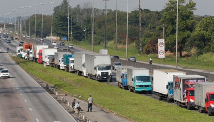 Caminhoneiros do Paraná prometem parar a partir desta segunda dia 02