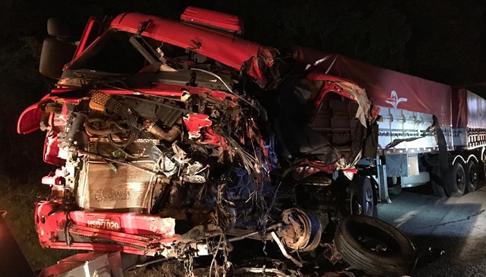 Laranjeiras - Grave acidente entre ônibus e caminhão na BR-277 deixa sete feridos; entre eles um em estado grave