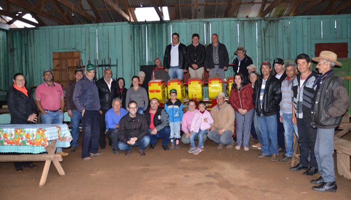 Pinhão - Prefeitura entrega três implementos agrícolas para a comunidade do Alecrim