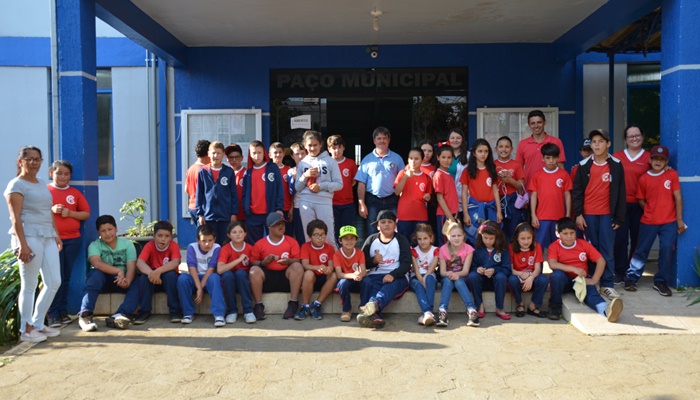 Pinhão - Prefeito recebe visita de alunos da Escola Cipriano e Escola Maristela Tussi