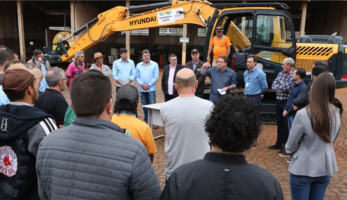 Laranjeiras - Prefeitura recebe escavadeira hidráulica do Governo do Estado