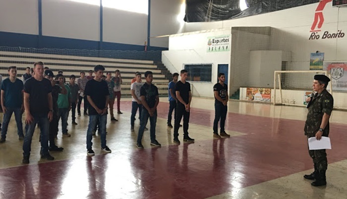 Rio Bonito - Oficiais do Exército entregam Certificado de Dispensa de Incorporação (CDI) a jovens 