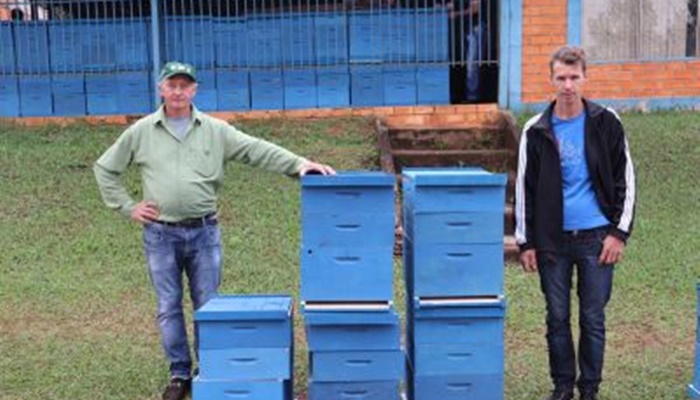 Candói - Prefeitura de Candói entrega 100 caixas de abelhas aos produtores rurais