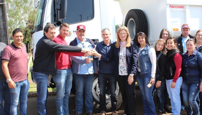 Porto Barreiro - Município recebe caminhão novo para Secretaria de Viação e Obras