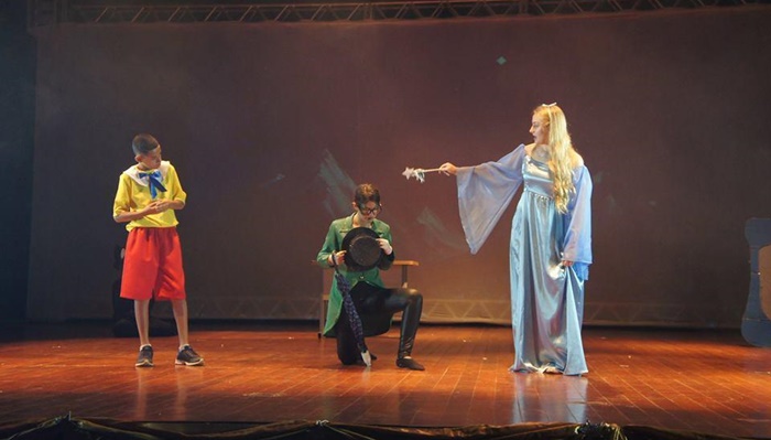 Laranjeiras - Alunos lotam o Teatro Iguassu para o IX Festival de Teatro e Musica Infantil do Colégio Gildo
