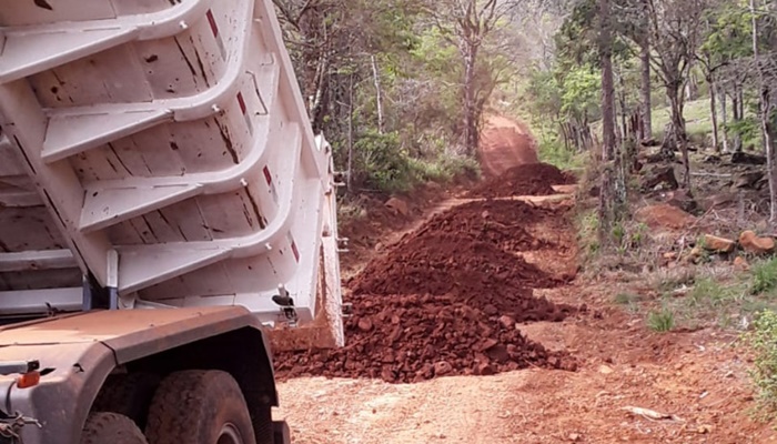 Pinhão - Prefeitura intensifica manutenção de estradas na região do Arroio Bonito