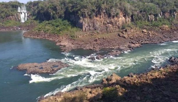 Vazão baixa do Rio Iguaçu revela a beleza do cânion das Cataratas