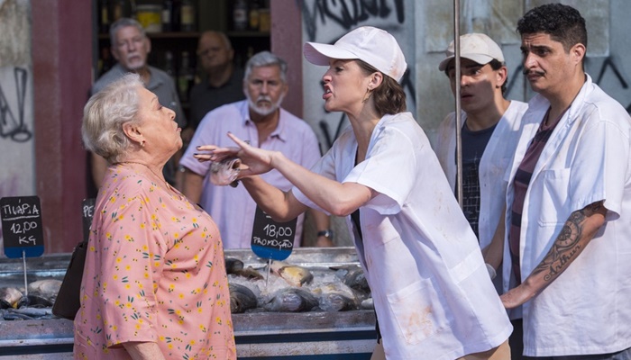 'A Dona do Pedaço': Josiane taca peixe em Marlene e nos fregueses da feira