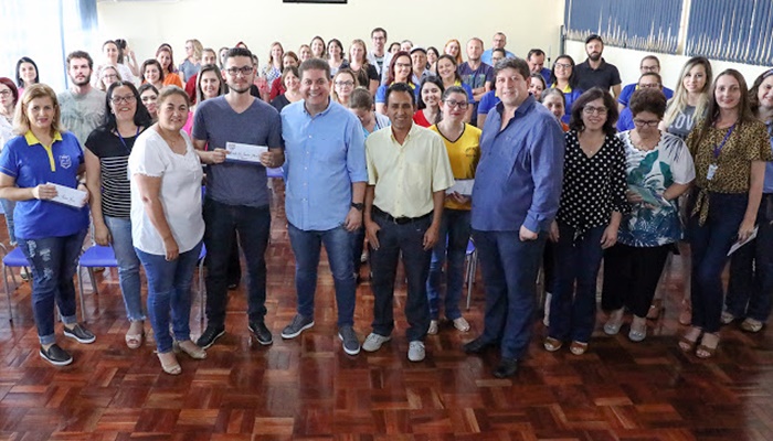 Laranjeiras - Prefeitura entrega gratificação alusiva ao Dia do Professor