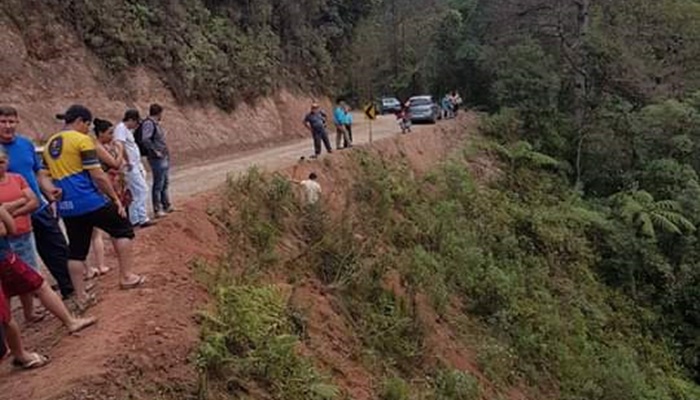 Caminhonete com mais de 20 passageiros despenca de ribanceira em Cerro Azul e cinco pessoas morrem