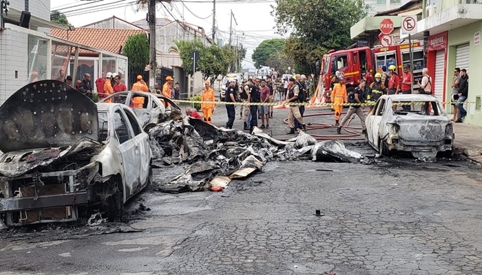 Minas Gerais - Aeronave de pequeno porte atinge carros e deixa três mortos em BH
