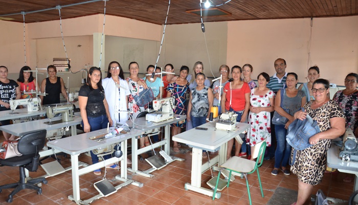 Pinhão - Parceria entre Prefeitura e ACOMUP ensina mulheres a costurar e deve se tornar fonte de renda para muitas famílias a partir da primeira turma de produção