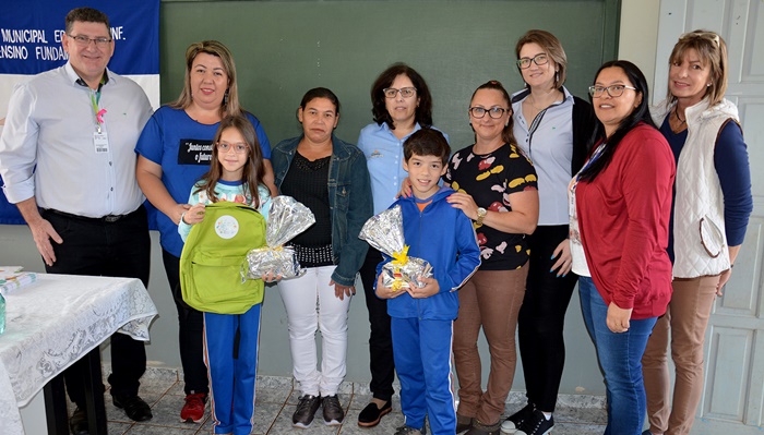 Laranjeiras - Instituto Sicoob entrega prêmios para alunos da Escola Leocádio José Correia