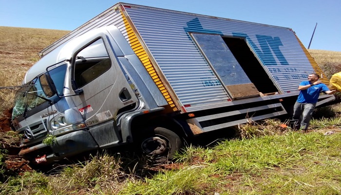 Nova Laranjeiras - Caminhão tomba na PR 473