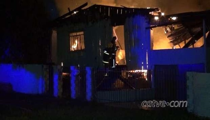 Cascavel - Mulher incendeia residência após briga com a filha