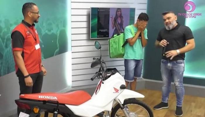 Após ser ridicularizado por miss, entregador ganha moto durante programa de TV