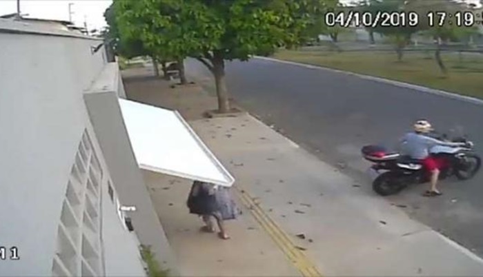 Engolida por portão ficou presa em espaço com dois Pitbulls, diz filha