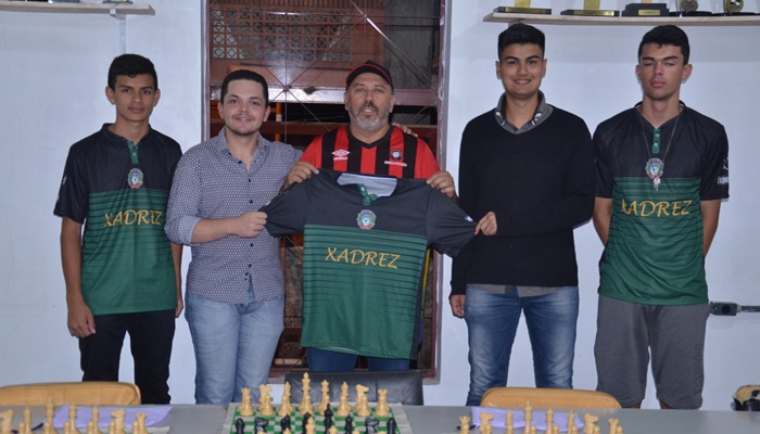 Pinhão - Prefeitura entrega uniformes e novos tabuleiros para os atletas do xadrez
