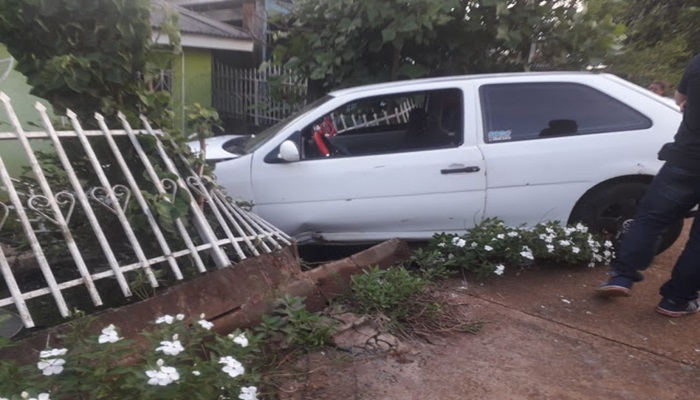 Laranjeiras - Veículo atinge residência após colisão